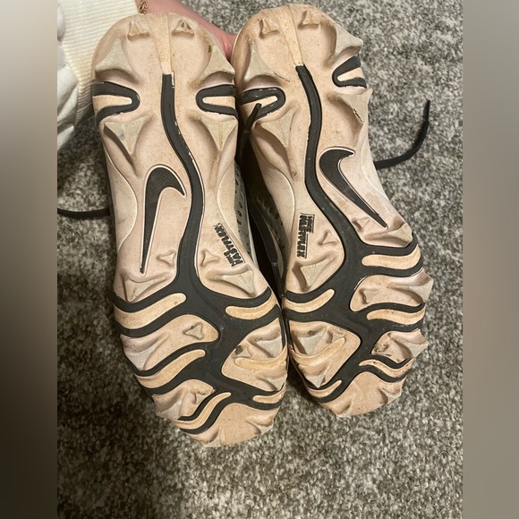 Kids Softball Cleats, size 3. - Picture 3 of 5